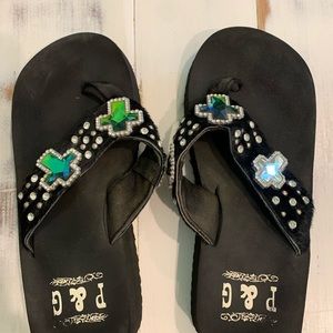 Flip flops with conchos